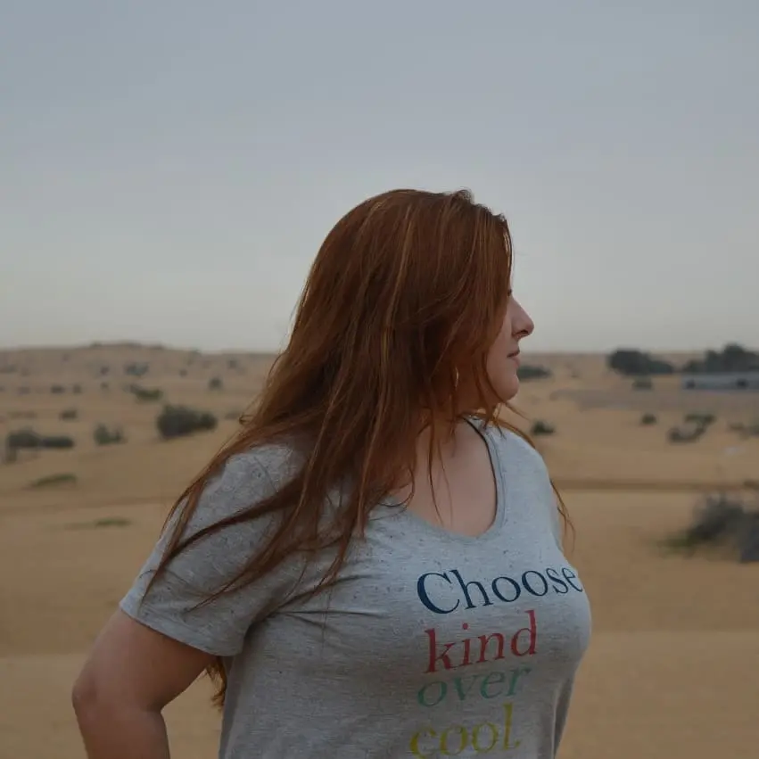 O que fazer em Dubai - mulher de perfil com o deserto por trás