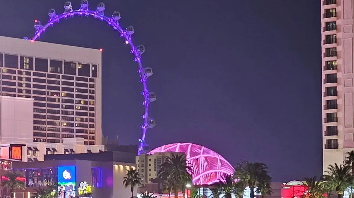 Roda-gigante High Roller iluminada à noite na Strip durante viagem com aluguel de carros em Las Vegas