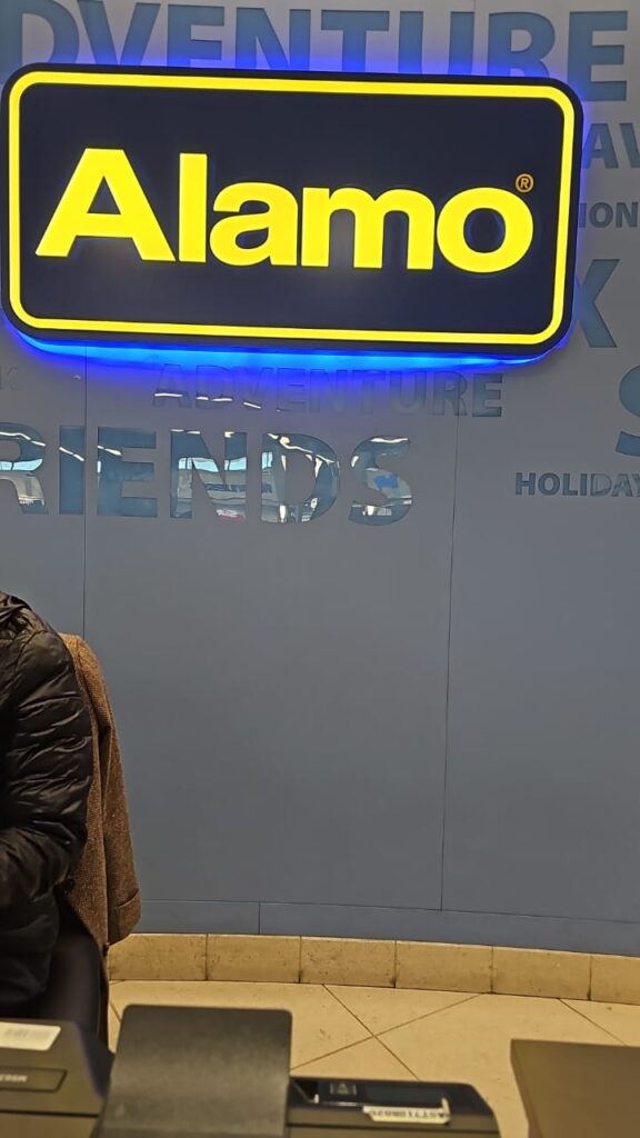 Balcão da locadora Alamo no centro de locadoras do aeroporto de Las Vegas (LAS)