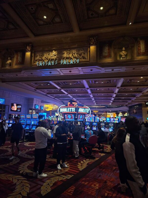 Como é se hospedar no Caesars Palace em Las Vegas?