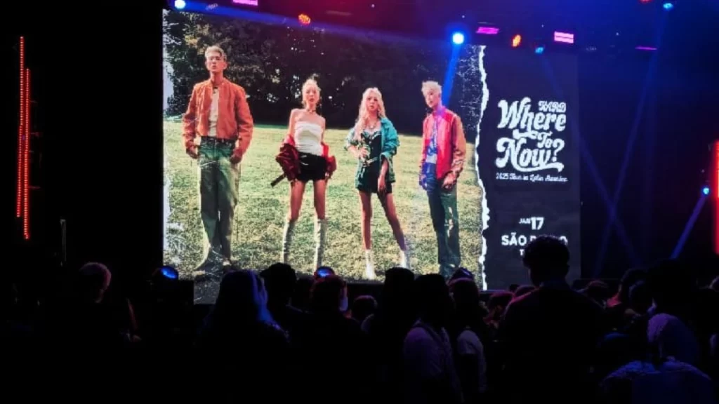 Público assistindo show no Terra SP em São Paulo com palco iluminado