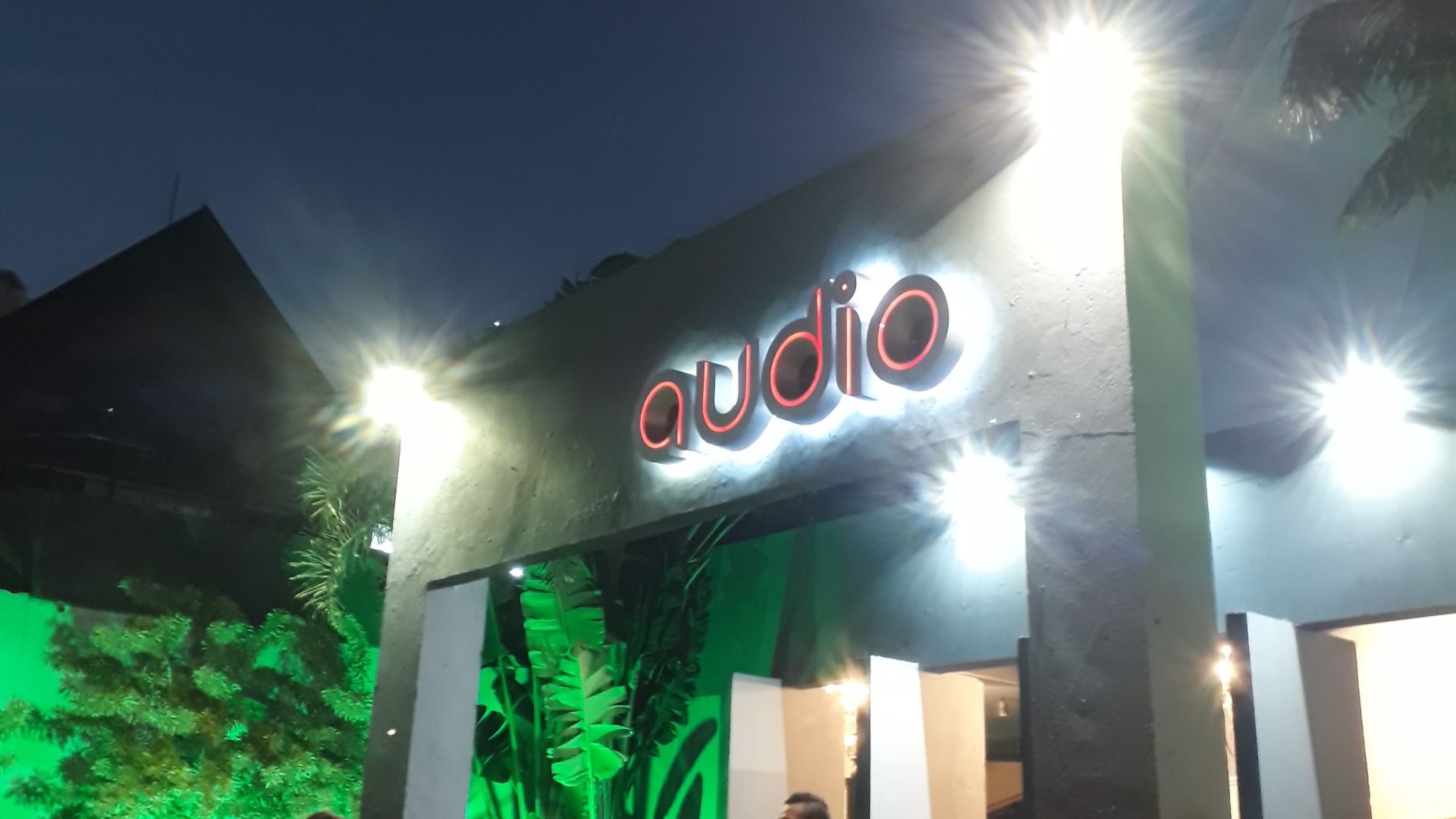 Onde ficar perto da Audio: melhores regiões e hotéis para ir a shows sem perrengue