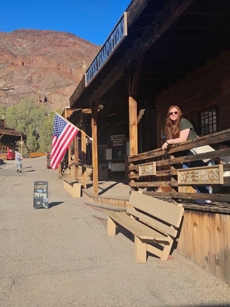 Fernanda na Calico Ghost Town durante a viagem de carro entre Las Vegas e Los Angeles.