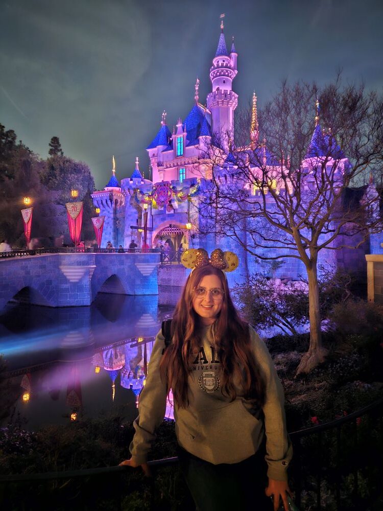 Fernanda em frente ao Castelo da Bela Adormecida na Disneyland Califórnia durante nosso roteiro de 6 dias em Los Angeles.