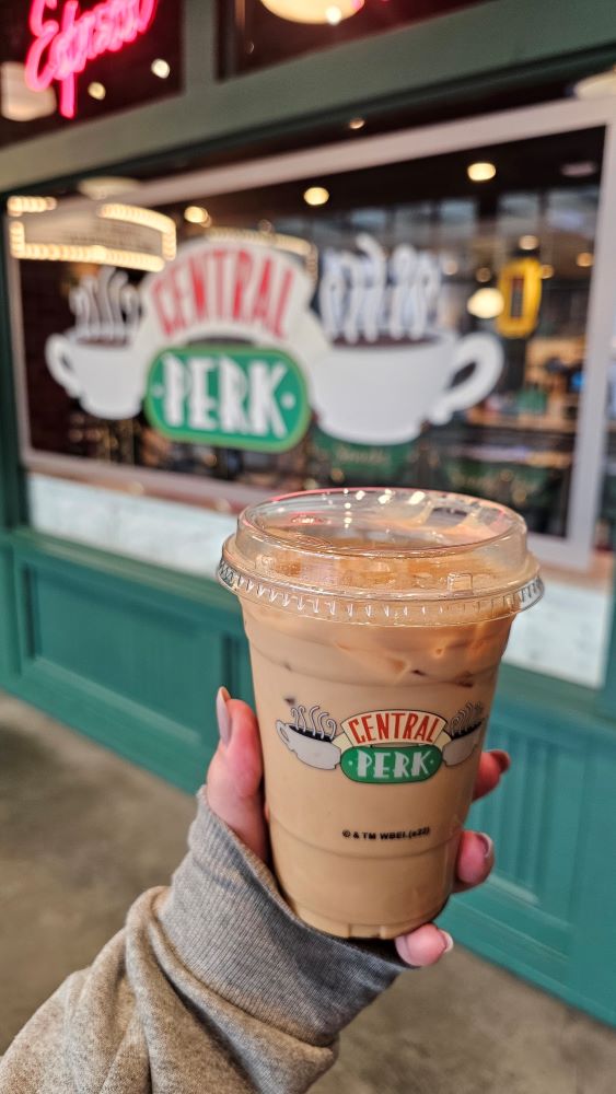 Copo de café do Central Perk em frente ao cenário da cafeteria durante a visita aos estúdios Warner Bros. em Los Angeles.