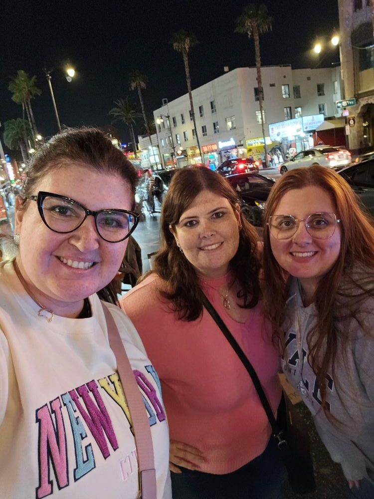 Fernanda, Lígia e Julia caminhando pela Hollywood Boulevard durante nosso roteiro de 6 dias em Los Angeles.