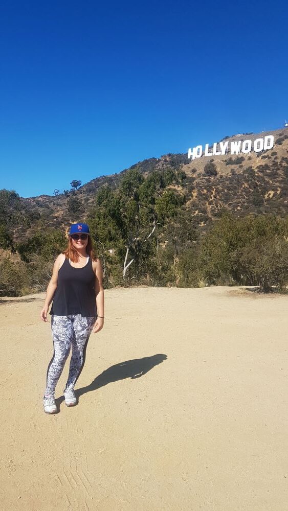 Fernanda em frente ao letreiro de Hollywood durante sua primeira viagem a Los Angeles, em 2018.