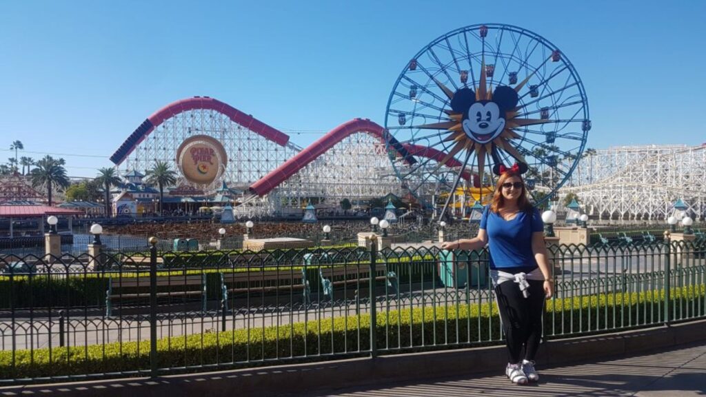 Fernanda em frente à Pixar Pal-A-Round no Disney California Adventure durante sua viagem de 2018.