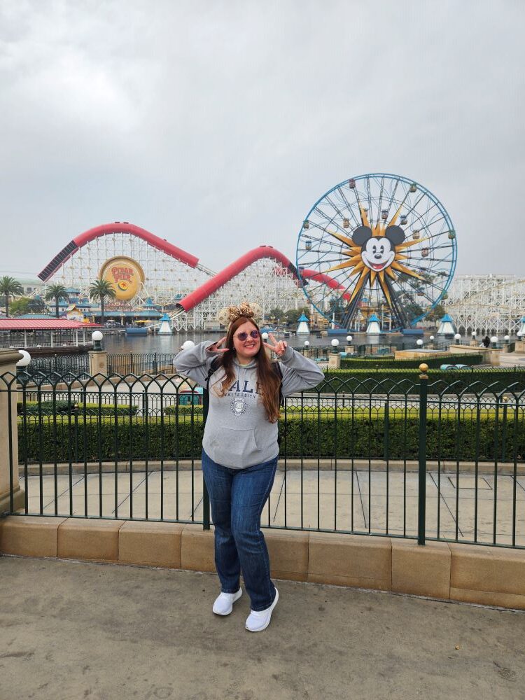 Fernanda em frente à Pixar Pal-A-Round no Disney California Adventure durante nosso roteiro de 6 dias em Los Angeles.