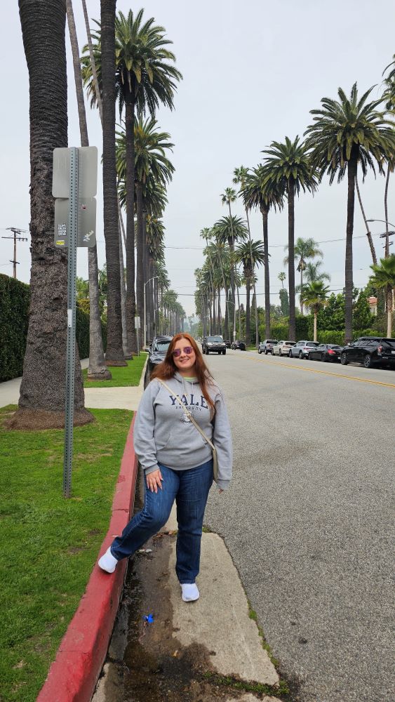 Fernanda em uma das ruas arborizadas de Beverly Hills durante nosso roteiro de 6 dias em Los Angeles.