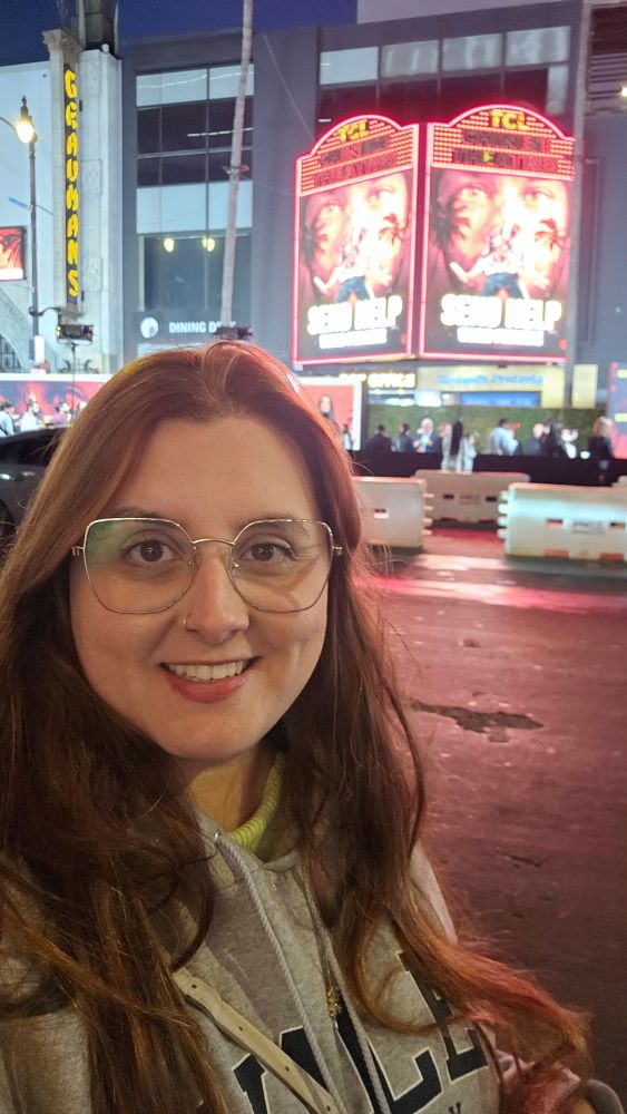 Fernanda em frente ao TCL Chinese Theatre na Hollywood Boulevard durante nosso roteiro de 6 dias em Los Angeles.