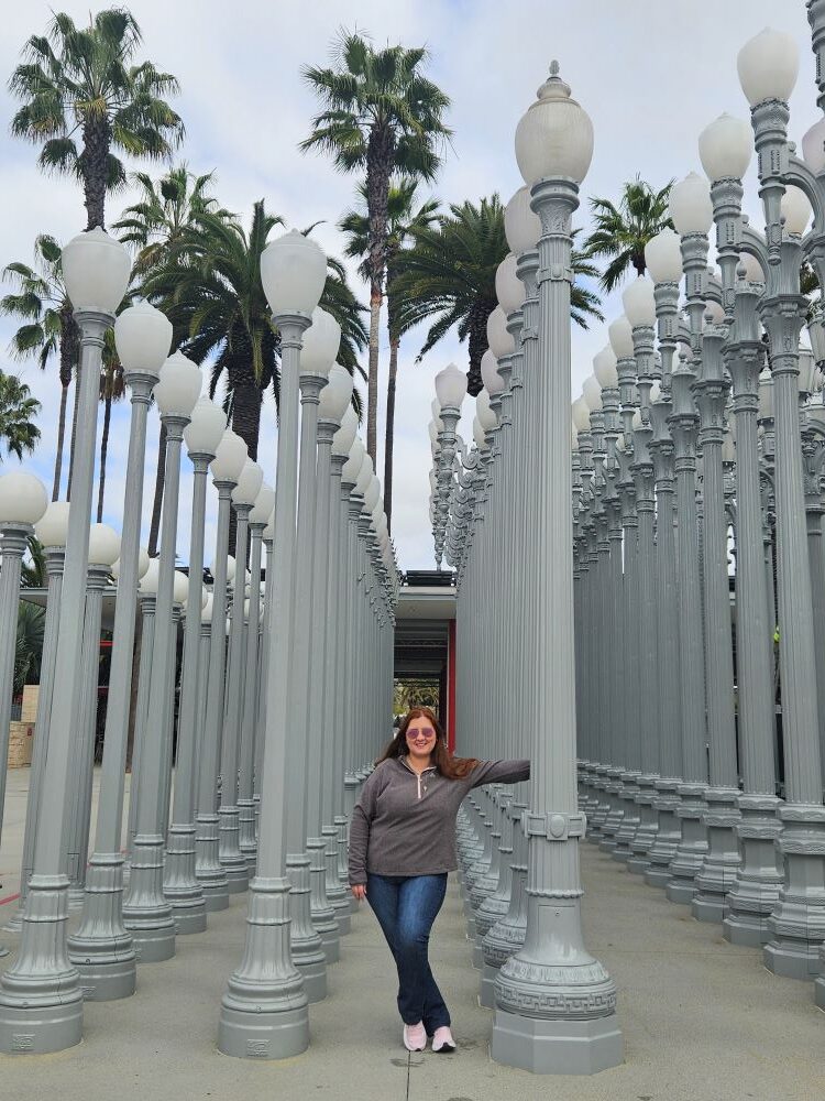 Fernanda entre os postes da instalação Urban Light, no LACMA, durante nosso roteiro de 6 dias em Los Angeles.