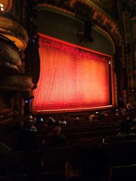Aladdin na Broadway vale a pena? Como foi assistir em Nova York