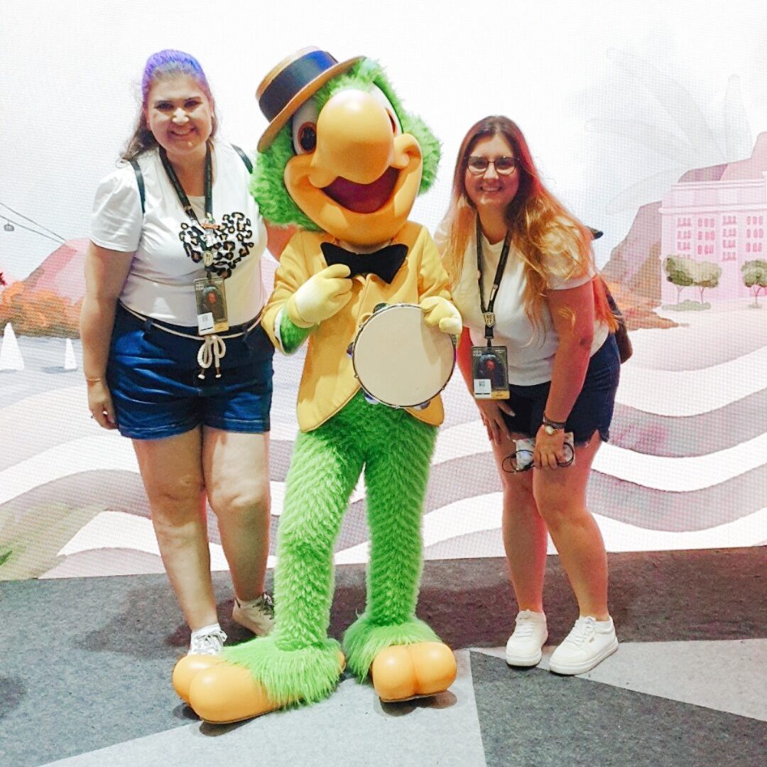 Nem toda viagem acontece do outro lado do mundo. Algumas das nossas melhores histórias também começam em experiências vividas aqui no Brasil, como esse encontro com o Zé Carioca na CCXP.